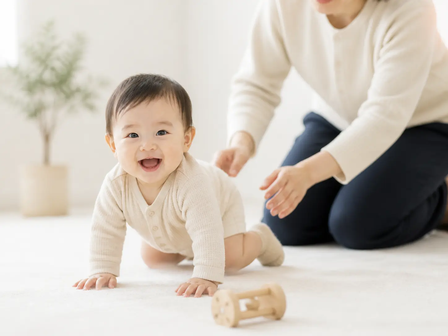 明るい室内でゆっくりハイハイする赤ちゃん