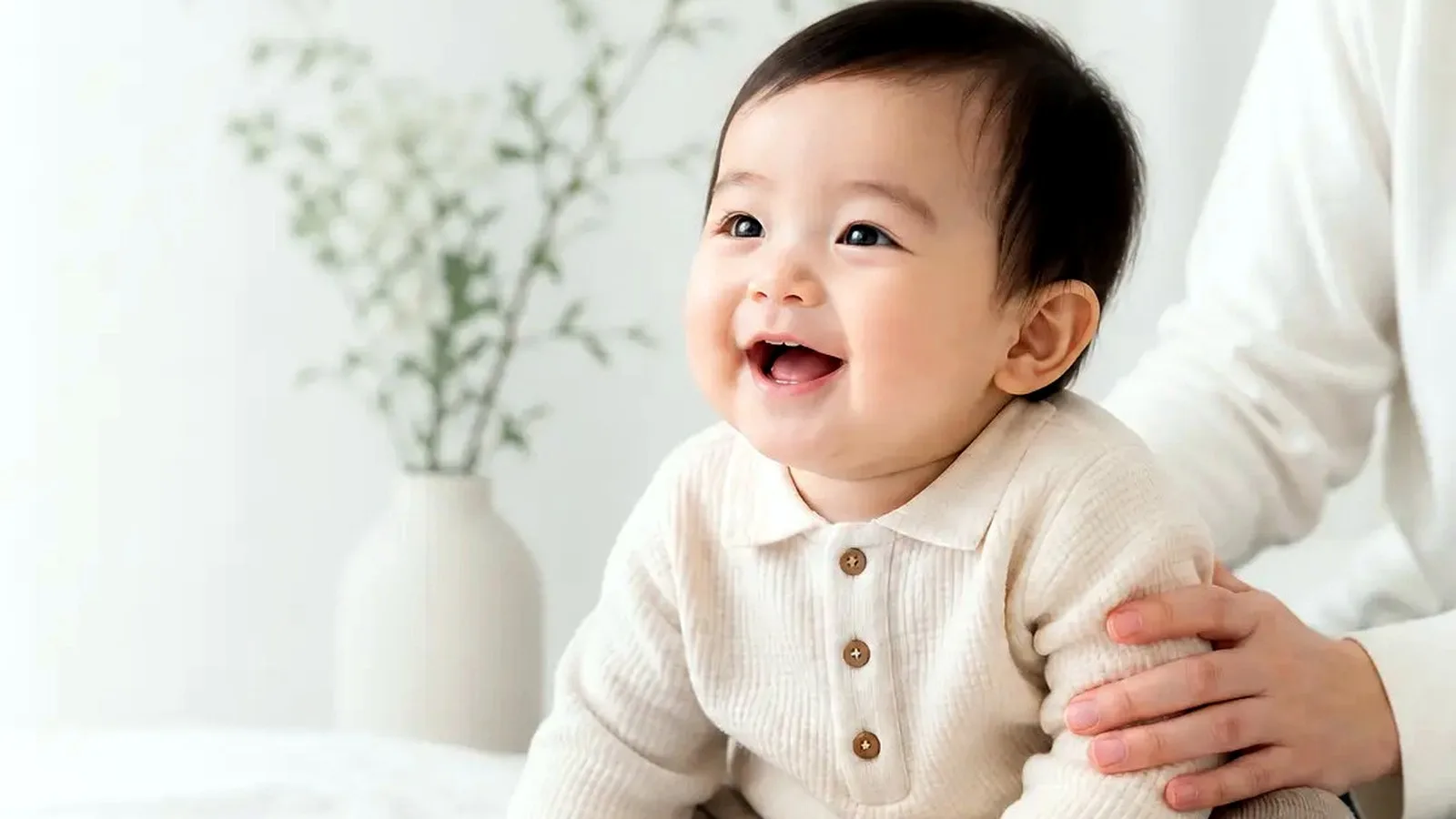 明るい室内でハイハイする赤ちゃん
