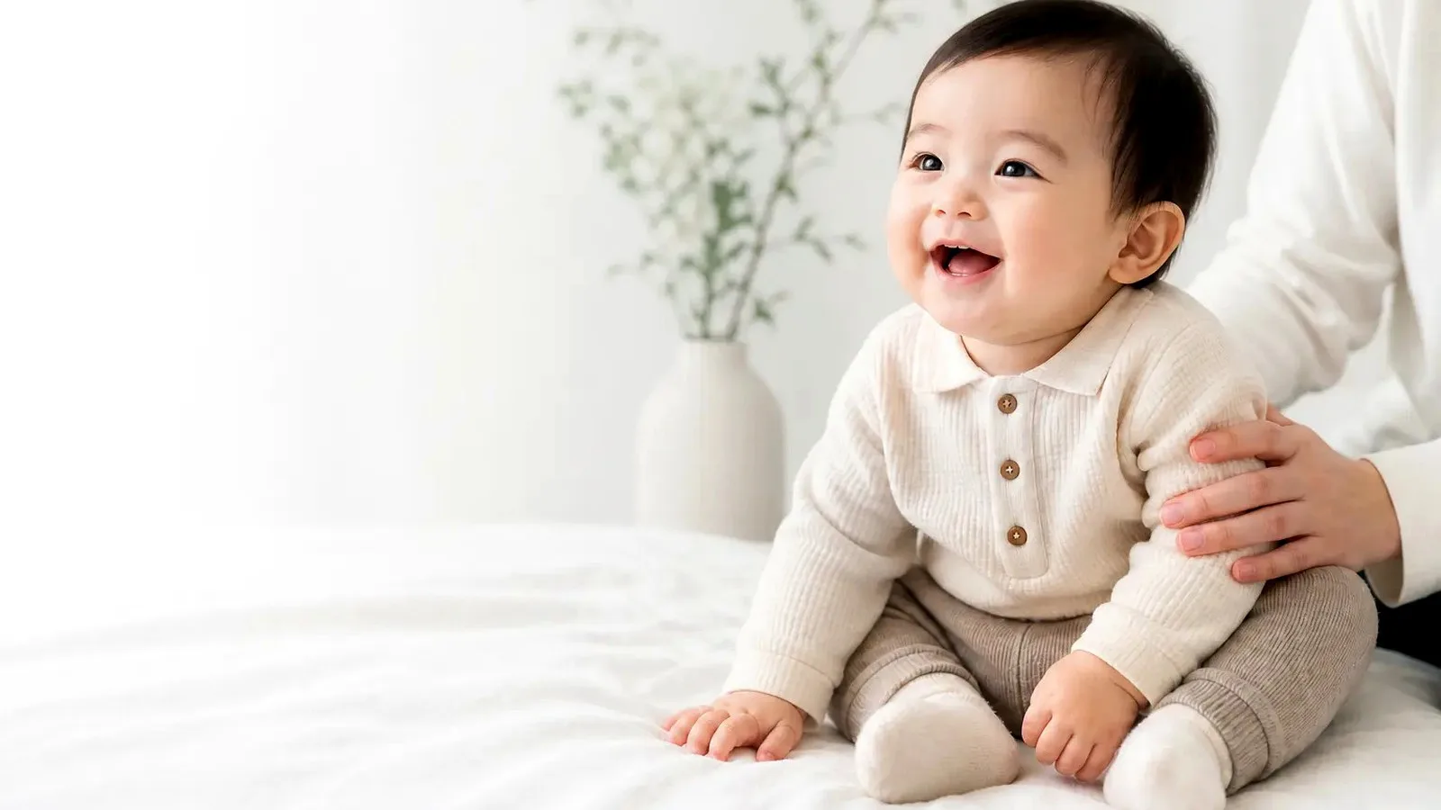 白い寝具の上で穏やかに過ごす赤ちゃん