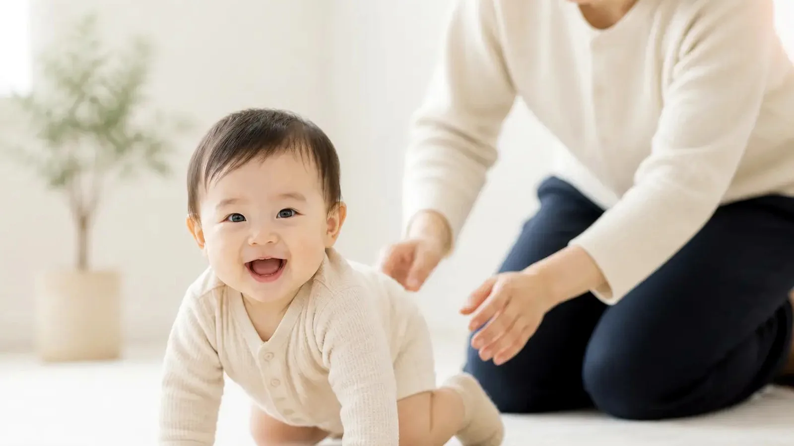 室内の明るい場所で座っている赤ちゃん