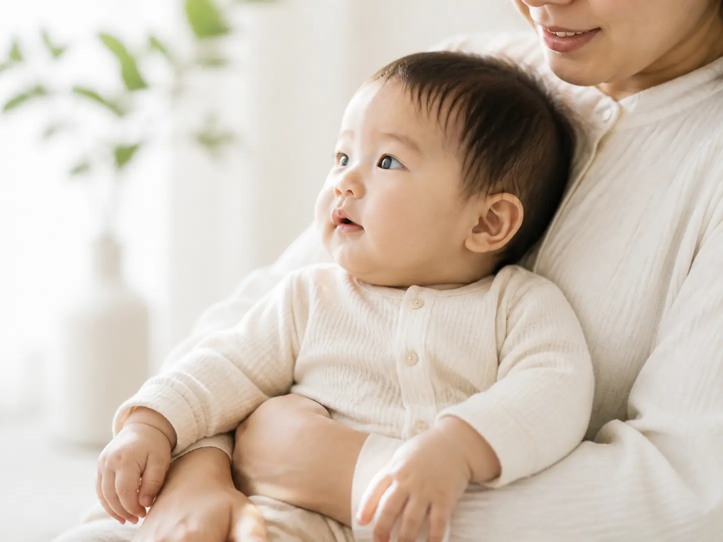 自然光の部屋で赤ちゃんを見守る保護者